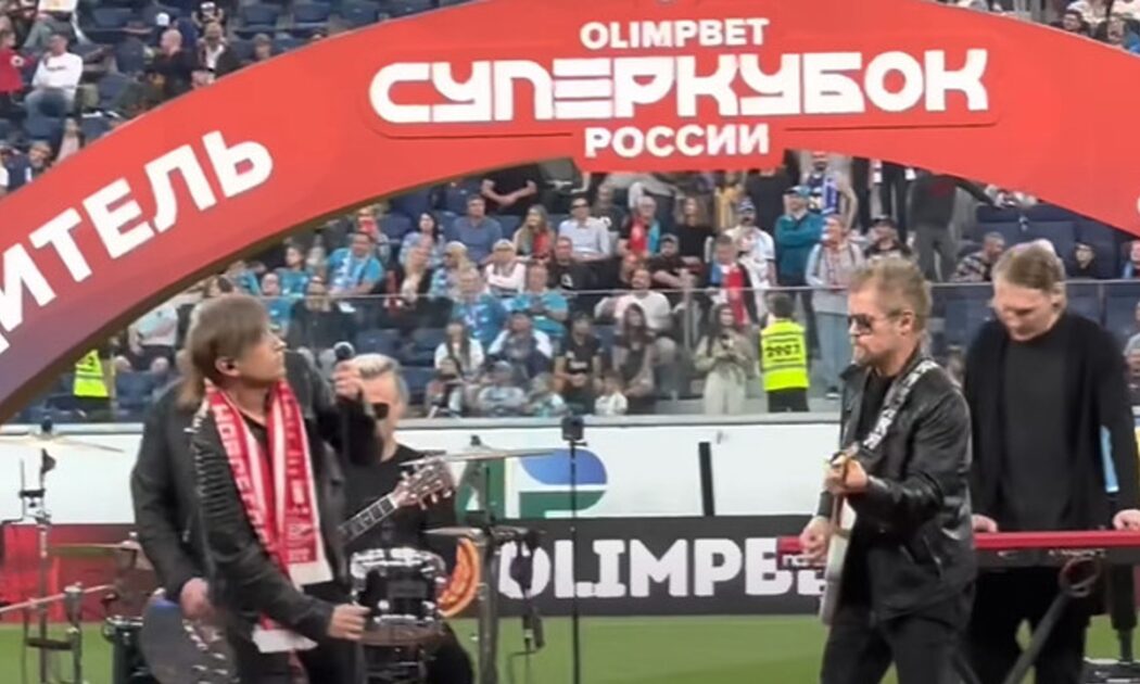 «Пошли вон!»: зрители сорвали выступление Би-2 на матче Суперкубка России