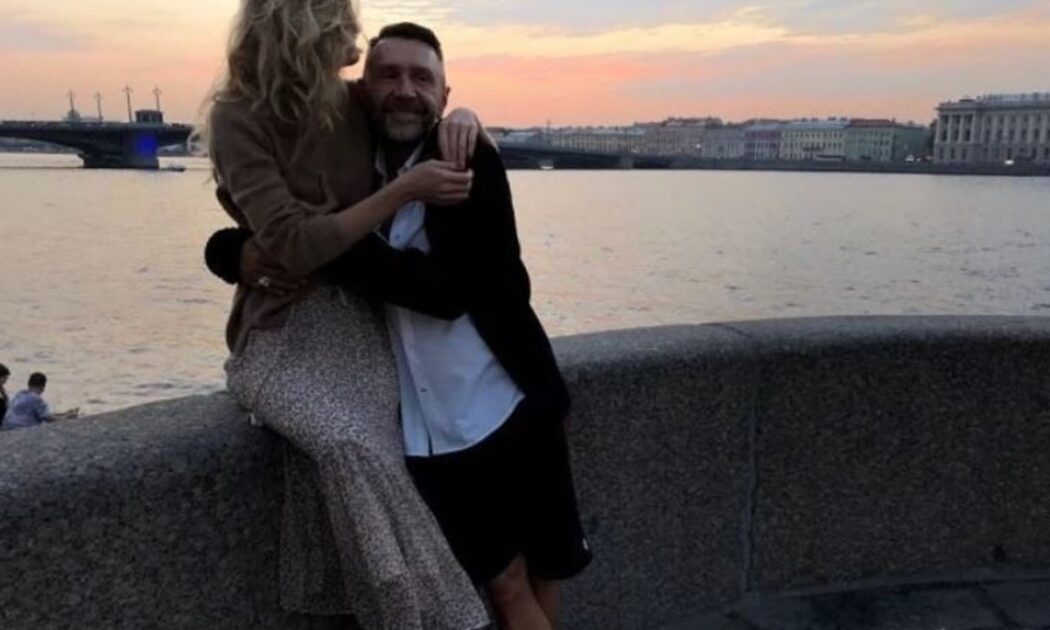 Шнуров и его беременная жена уехали из России