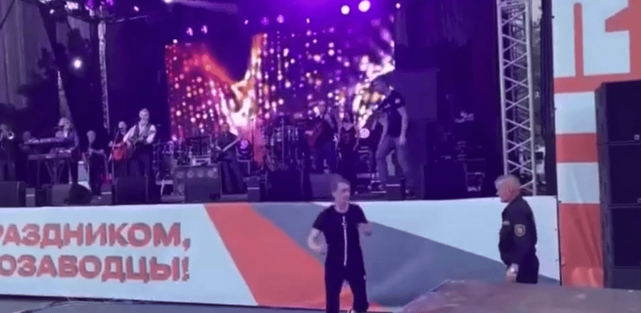 Агутин грубо оттолкнул фаната во время концерта в Миассе