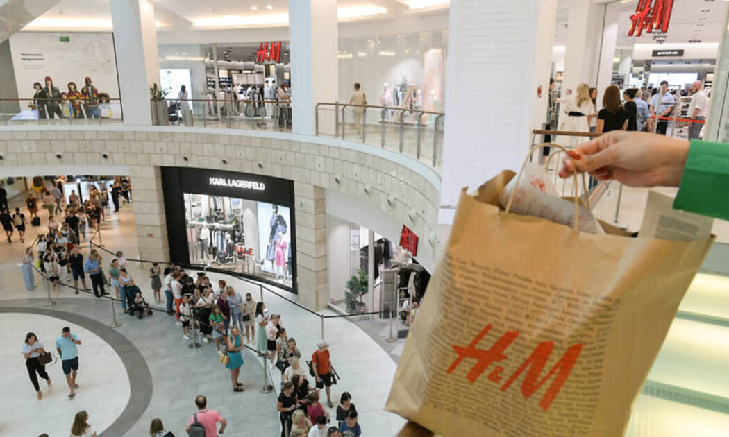 Предпринимательское чутье: Места в очереди в магазины H&M начали продавать
