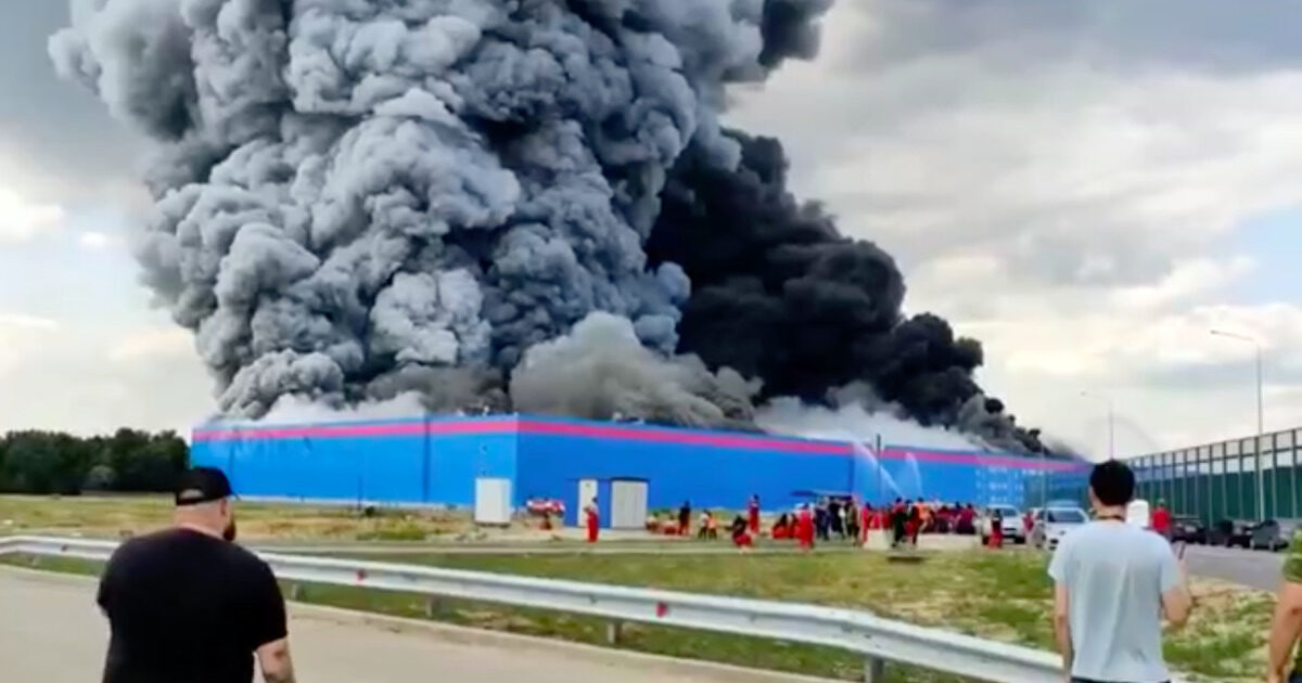 Крупный пожар произошел на складе OZON