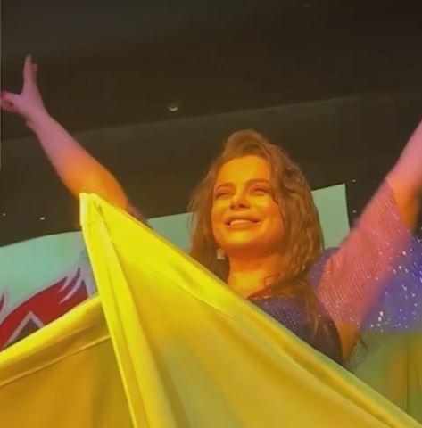 Королева вышла на сцену в цветах украинского флага