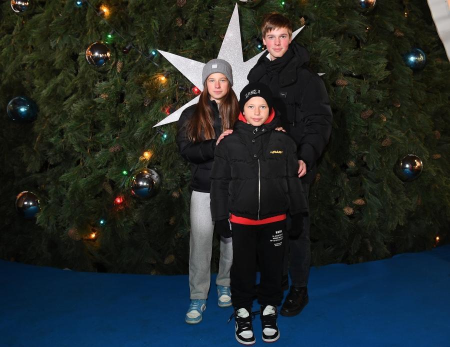 Звезды с детьми открыли каток на Красной площади: кто пришел?