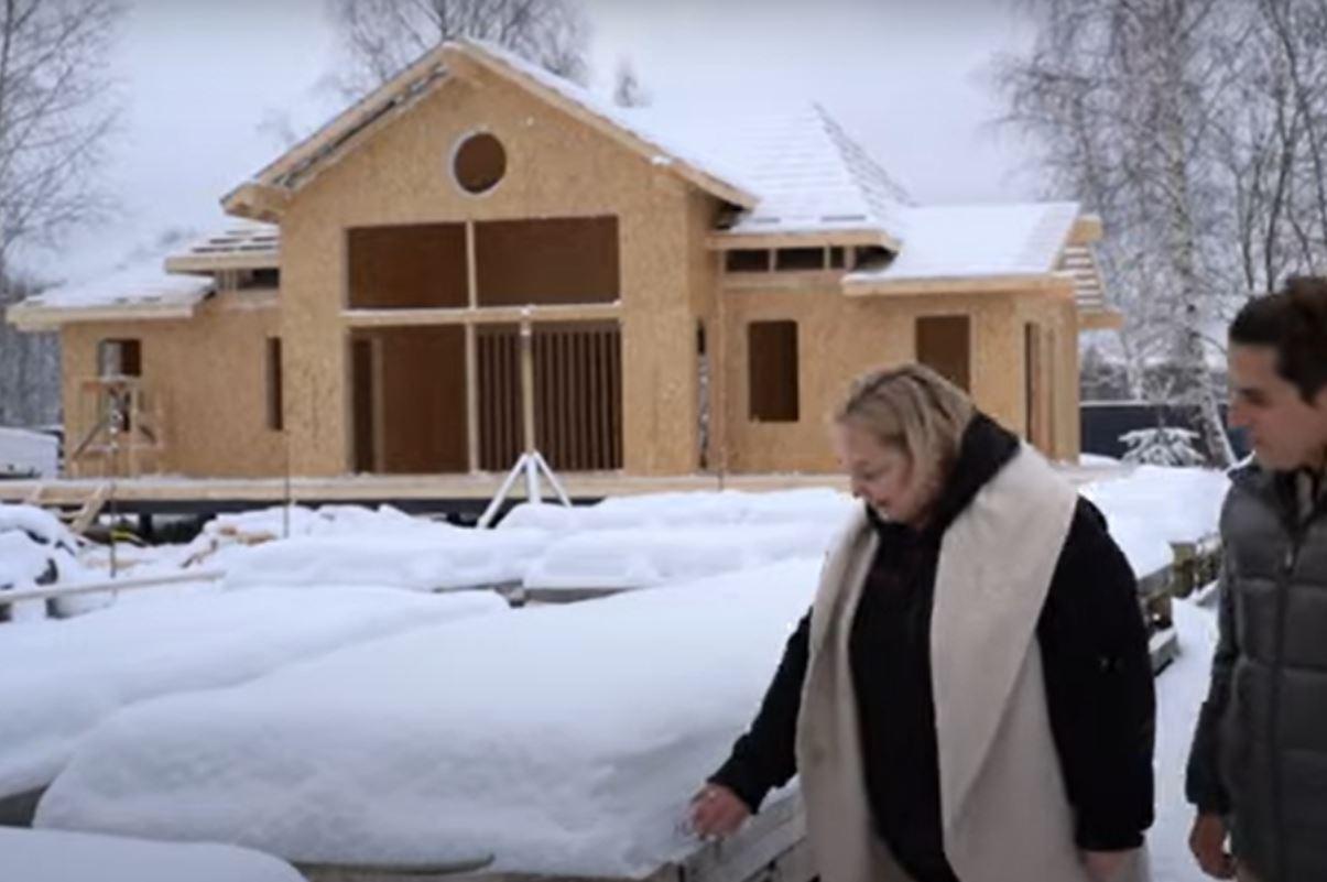Пермякова достраивает дом в Калужской области и показала новое жилье