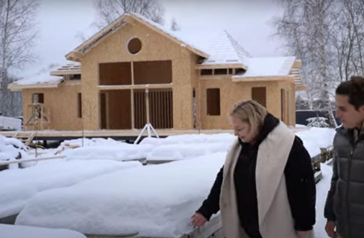 Пермякова достраивает дом в Калужской области и показала новое жилье