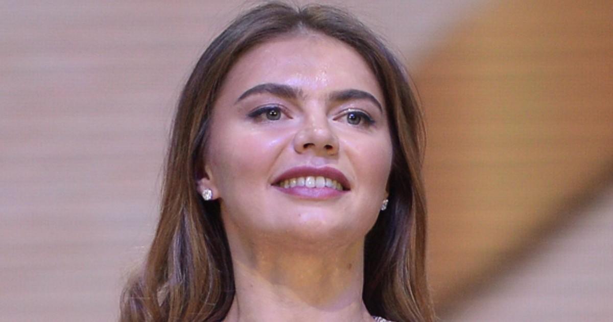 Кабаева появилась на публике и показала свою растяжку