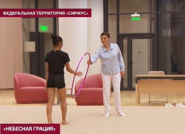 Кабаева появилась на публике и показала свою растяжку