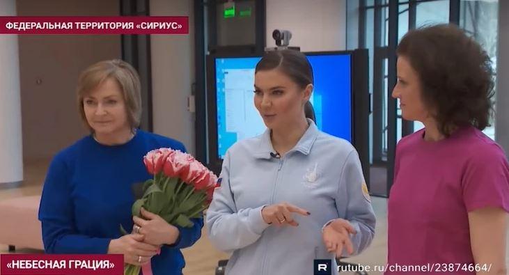Кабаева появилась на публике и показала свою растяжку