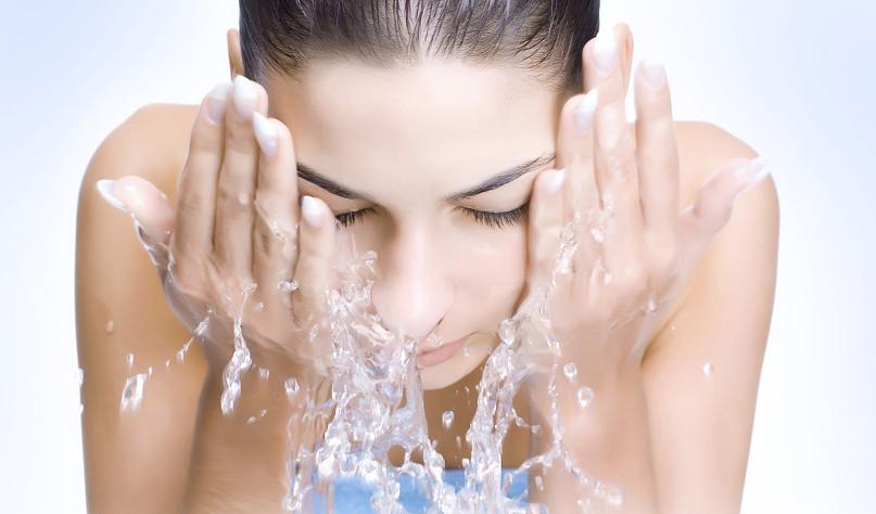 Почему полтора литра воды в день не спасут вашу кожу