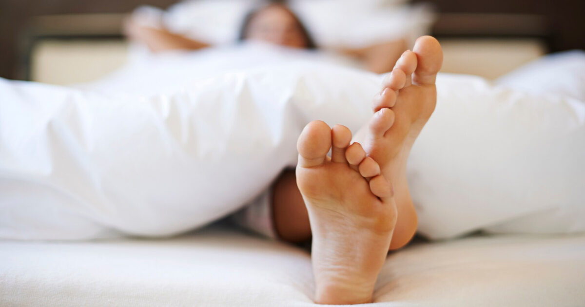 Почему некоторым людям невыносимо хочется двигать ногами перед сном