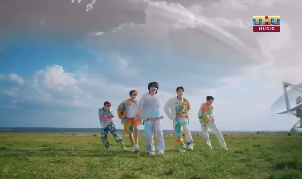 «Стала похожа на тучу»: на российском ТВ обесцветили радугу корейского клипа