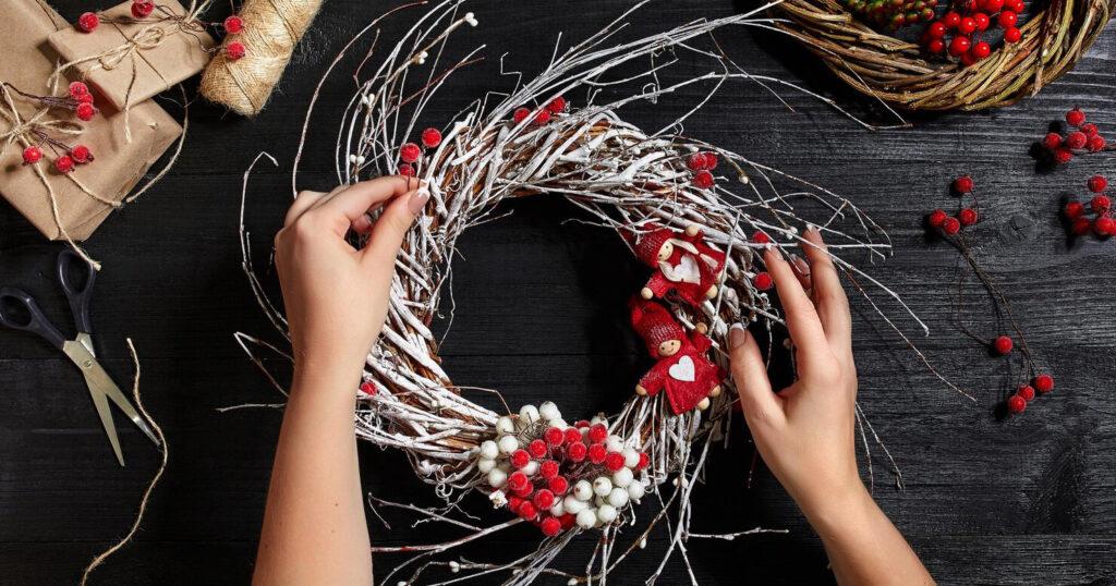 Как красиво и креативно украсить входную дверь к Новому году и Рождеству