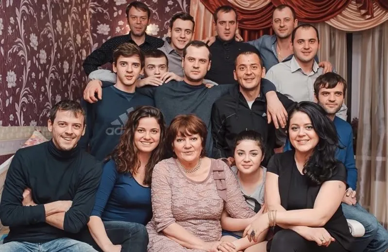 Всегда защитят и придут на помощь: Антон Лапенко о детстве в большой семье