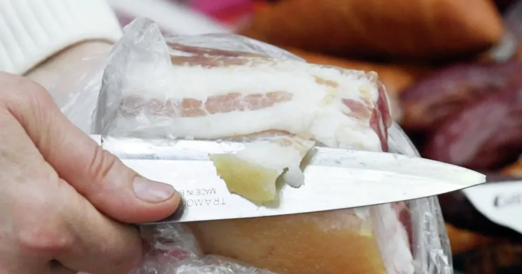 Гастроэнтеролог объяснила, что будет, есть есть 30 граммов сала в день