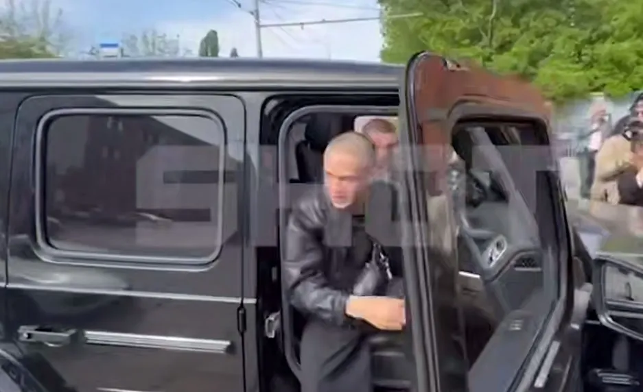 Калюжный приехал к призывному пункту на дорогом джипе