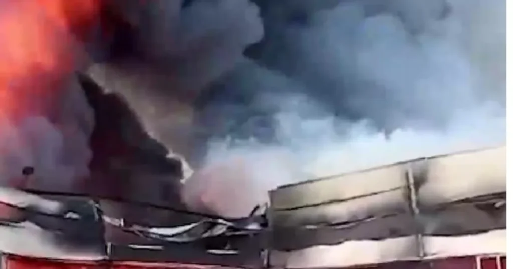 Очевидцы сняли на видео мощный пожар на складе в Екатеринбурге