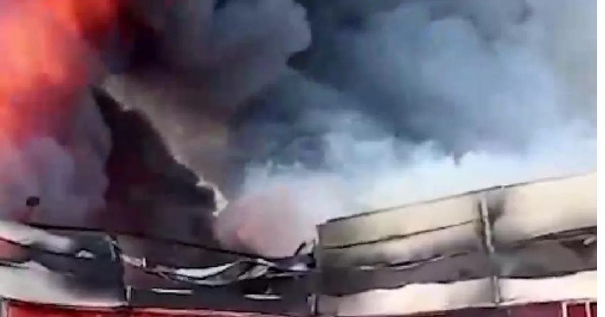 Очевидцы сняли на видео мощный пожар на складе в Екатеринбурге Очевидцы сняли на видео мощный пожар на складе в Екатеринбурге