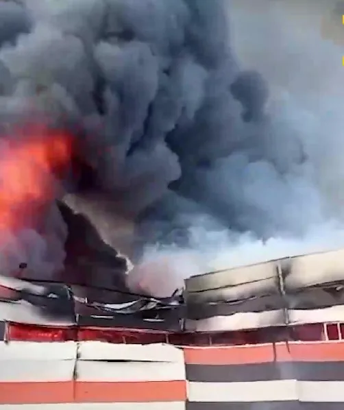 Очевидцы сняли на видео мощный пожар на складе в Екатеринбурге