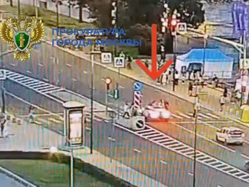 В Москве на Бережковской набережной кроссовер въехал в пешеходов