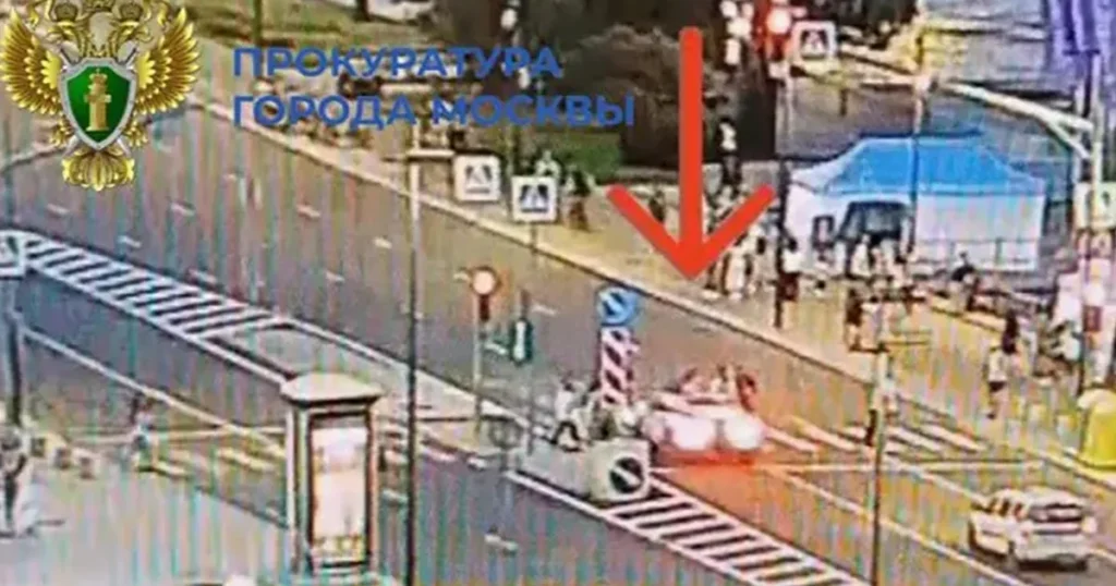 В Москве на Бережковской набережной кроссовер въехал в пешеходов