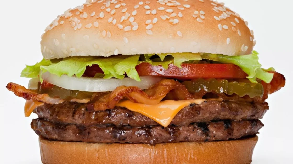 Во «Вкусно — и точка» уволили сотрудника, плюнувшего в бургер Во «Вкусно — и точка» уволили сотрудника, плюнувшего в бургер