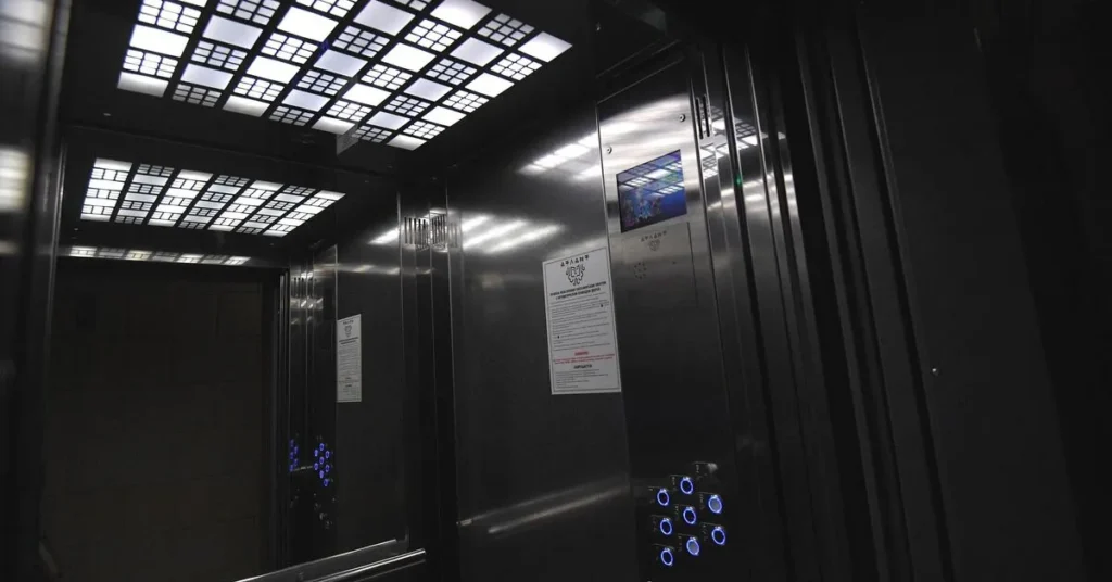 Лифт с людьми упал в шахту многоэтажного дома в Москве