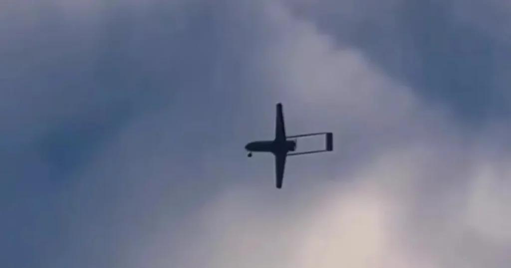 Появилось видео пожара после падения обломков дрона на многоэтажку в Москве
