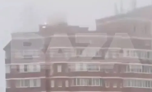 Появилось видео пожара после падения обломков дрона на многоэтажку в Москве