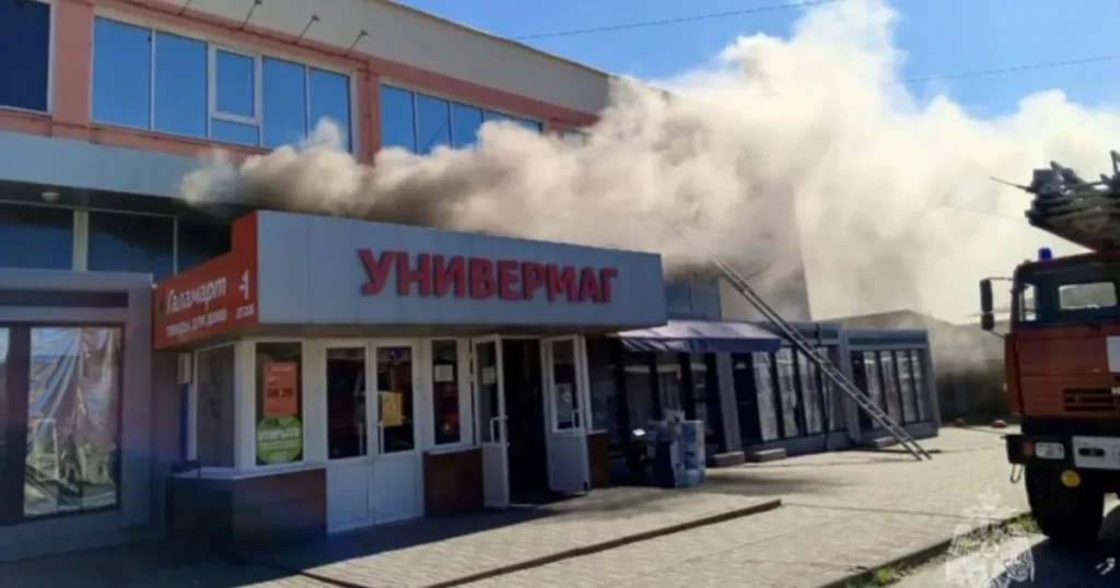 В Новошахтинске сгорел торговый центр: есть жертвы