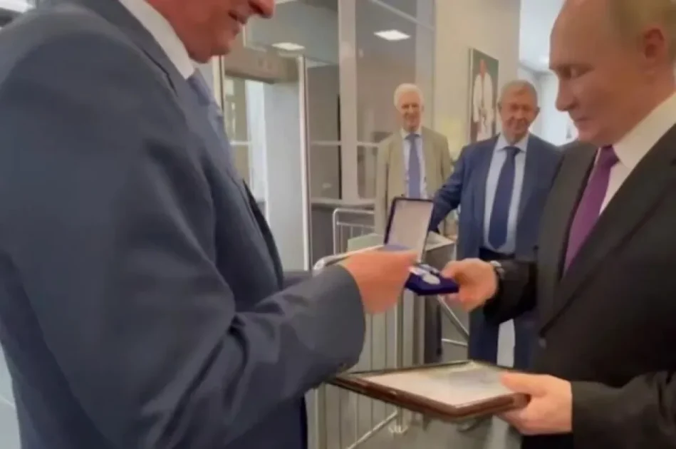 Путина наградили медалью в Петербурге Путина наградили медалью в Петербурге