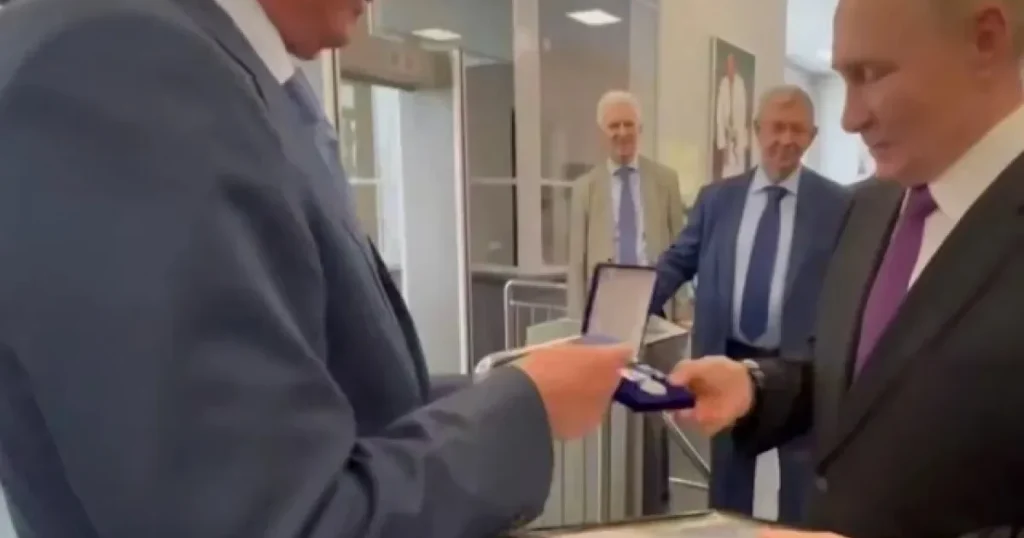 Путина наградили медалью в Петербурге