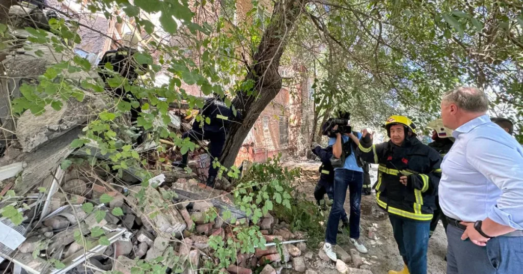 Подъезд жилого дома обрушился в Астрахани