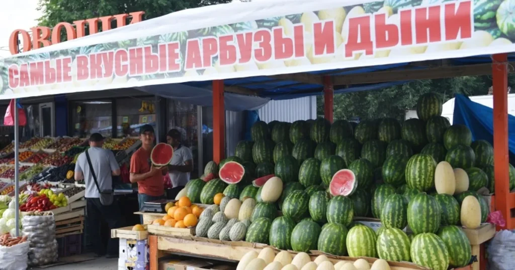 Россиян призвали отказаться от покупки заранее нарезанных арбузов