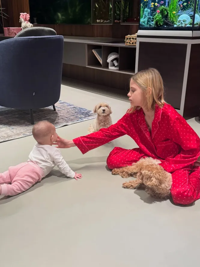 Мать Тимати показала фотографии внучки Эммы на руках у сестры Алисы