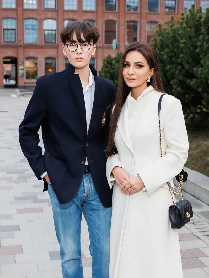 Певица Зара впервые за долгое время показала младшего сына