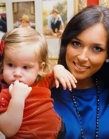 Алсу показала трогательные снимки с уехавшей в США младшей дочерью